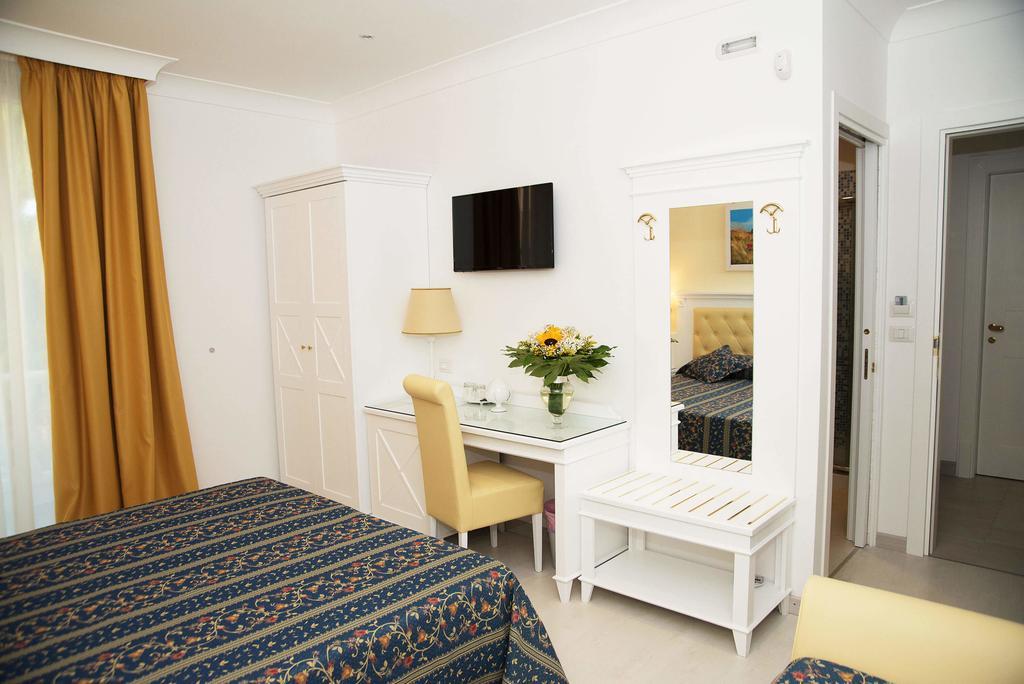 Falli Exclusive Rooms And Breakfast -Con Parcheggio Privato E Gratuito- 포르토 세자레오 객실 사진